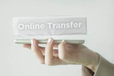 Yakın çekim, genç işkadını'nın el smartphone O ile tutarak