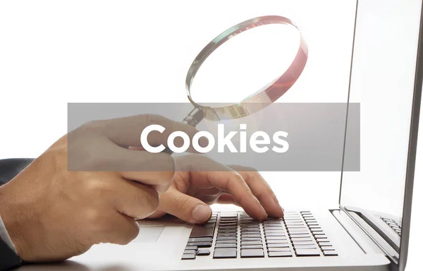 Ręka trzyma Powiększ szyby z word pliki cookie — Zdjęcie stockowe