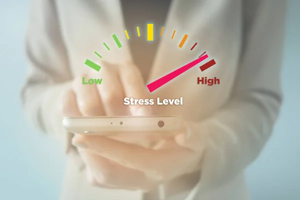 Smartphone ile yüksek stres düzeyini ölçme aygıtı — Stok fotoğraf