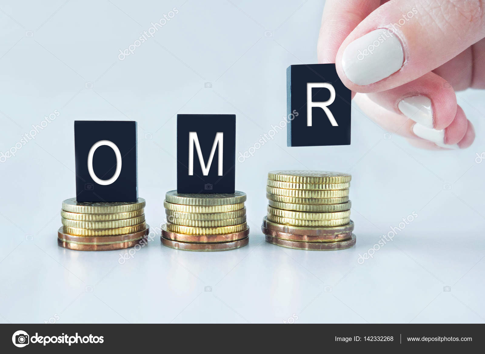 货币概念︰ Omr （阿曼里亚尔） 文本叠放在硬币与首席运营官——图库图片© syaheir #142332268