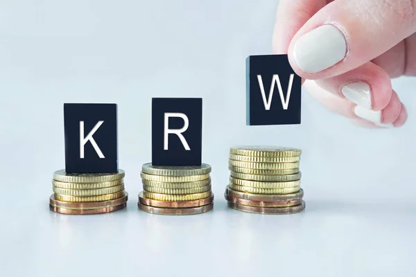 Concepto de Moneda: KRW (Won Coreano) texto apilado en monedas con c Fotos De Stock