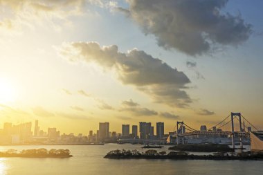 Parlama Tokyo siluetinin ve Gökkuşağı Köprüsü ile dramatik aydınlatma