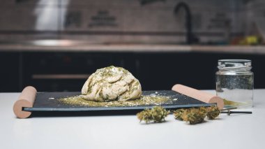 Kenevir keki ya da ekmek pişirmeye hazırlanıyorum. Taze hamur yakın plan