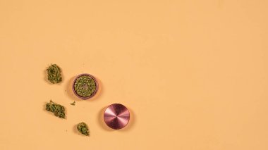 Sarı sırtında taze marihuana tomurcukları olan öğütücü manzarası