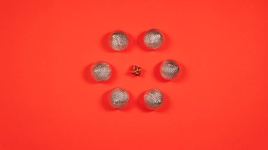 Yeni yıl baloları ve hediyeleri. Noel toplarının düz yatışı...