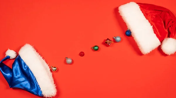 Yılbaşı baloları ve Noel Baba şapkası. Noel balolarının düzlüğü — Stok fotoğraf