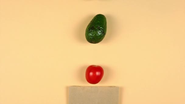 Stop Motion Animation Einer Reifen Avocado Auf Gelbem Hintergrund Tomate — Stockvideo