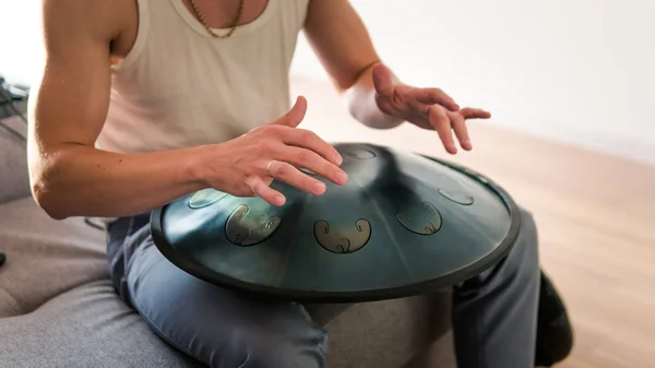Erkek eli kapalı mekanda davul çalarken yakın çekim. Alışılmadık müzik.