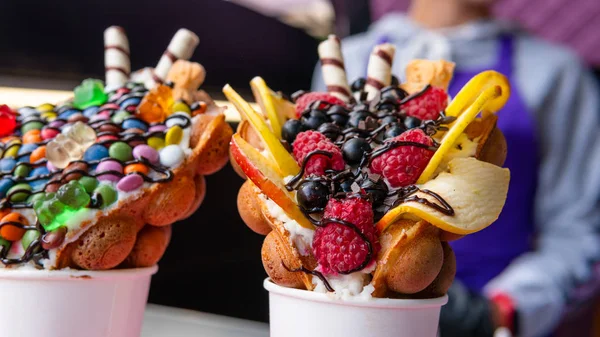 İçinde ahududu, çikolata ve marşmelov olan waffle.