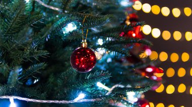 Kırmızı yeni yıl topları ve arkaplandaki ağaç dalları