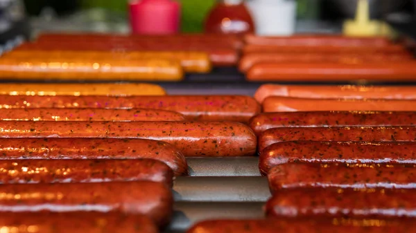 Zbliżenie kiełbasek grillowych na hot dogi, na zewnątrz. — Zdjęcie stockowe
