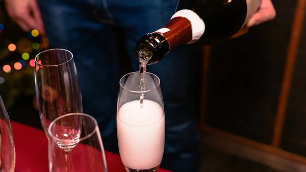 Nahaufnahme von Champagner, der in ein Weinglas gegossen wird. Konzept der Ruhe — Stockfoto