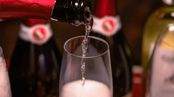 Nahaufnahme von Champagner, der in ein Weinglas gegossen wird. Konzept der Ruhe — Stockfoto