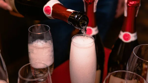 Nahaufnahme von Champagner, der in ein Weinglas gegossen wird. Konzept der Ruhe — Stockfoto