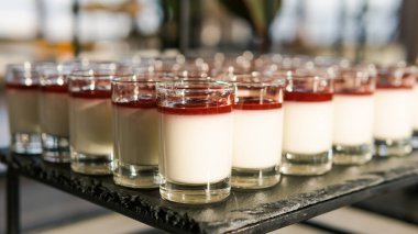 Küçük bardakta servis edilen mini cheesecake tatlılarının yakın çekimi.