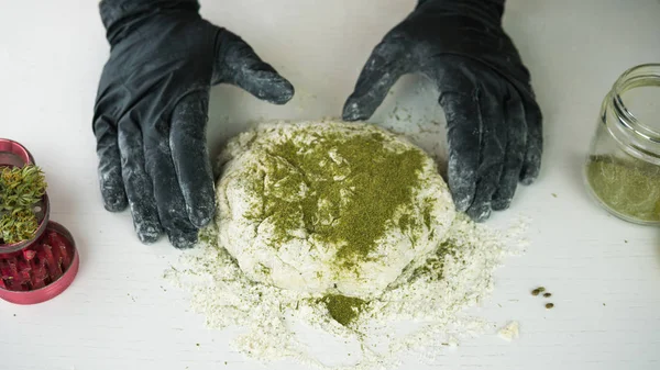 La joven cocinera preparándose para cocinar pastel de cáñamo o pan. C —  Fotos de Stock