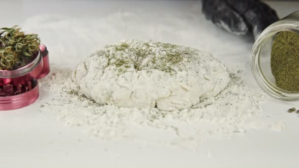 죽이나 요리할 준비를 통조림 밀가루와 반죽을 클로즈업하는 것입니다 업계에서 마리화나를 — 비디오