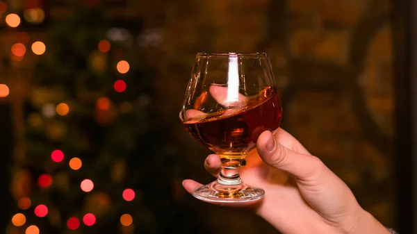 Nahaufnahme von Personen, die Glas mit Whiskey oder Bourbon in der Hand halten. — Stockfoto