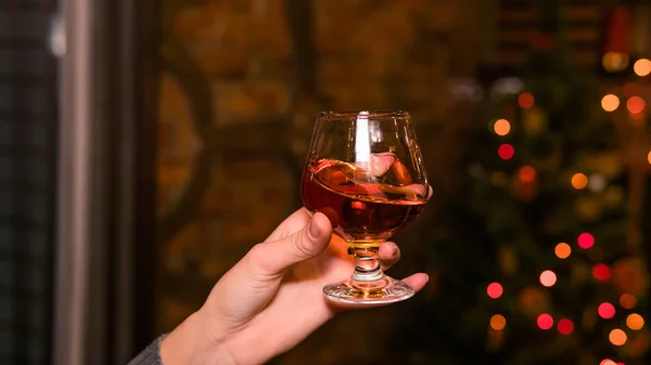 Nahaufnahme von Personen, die Glas mit Whiskey oder Bourbon in der Hand halten. — Stockfoto