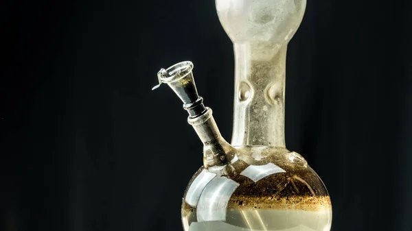 Nahaufnahme von Schmutzwasser-Bong auf schwarzem Hintergrund. Cannabisrauchen — Stockfoto