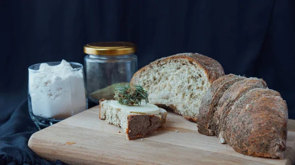 Primo piano di pane con farina di canapa, panino con burro di cannabis — Foto Stock