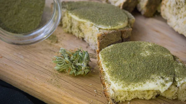 Primer plano del pan con harina de cáñamo, sándwich con mantequilla de cannabis —  Fotos de Stock