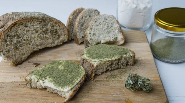 ขนมปังกับแป้งกัญชา แซนวิชกับเนยกัญชา — ภาพถ่ายสต็อก