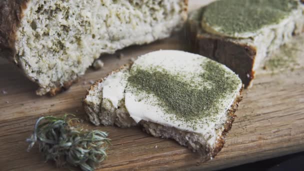 Close Pão Com Farinha Cânhamo Sanduíche Com Manteiga Cannabis Haxixe — Vídeo de Stock