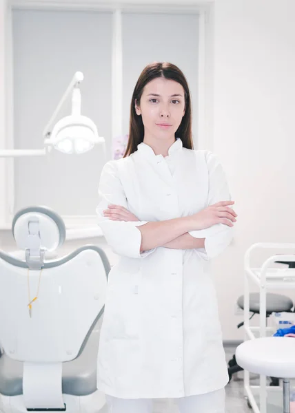 Retrato de doctora dentista en uniforme blanco en el lugar de trabajo , — Foto de Stock