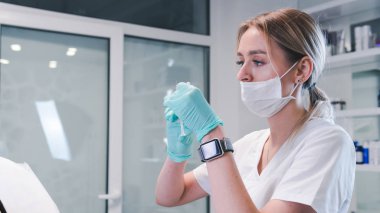 Güzellik uzmanı elleri kadın dudaklarına botoks yapıyor. Doktor.