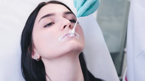 Kosmetikerin Hände, die Botox-Spritzen in weibliche Lippen. die Doktorarbeit — Stockfoto