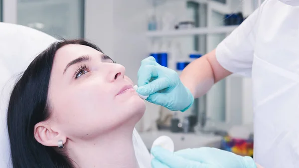 Manos esteticistas haciendo inyección de botox en labios femeninos. El doct — Foto de Stock