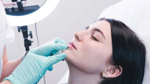 Mâinile cosmeticianului fac injecție de botox pe buzele femeilor. Doct — Fotografie, imagine de stoc