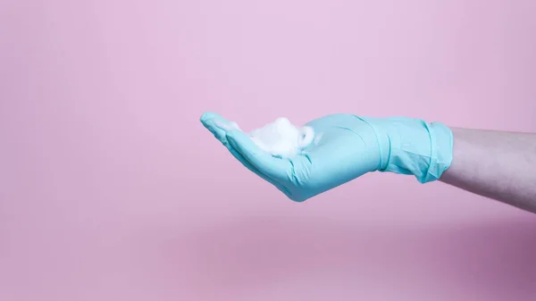 Крупный план женских рук с резиновыми перчатками — стоковое фото
