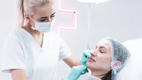 Médico Joven Esteticista Que Prepara Para Hacer Inyección Los Labios — Foto de Stock