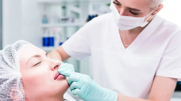 Młody Lekarz Kosmetyczka Przygotowuje Się Wykonania Zastrzyku Usta Kobiety Lekarz — Zdjęcie stockowe