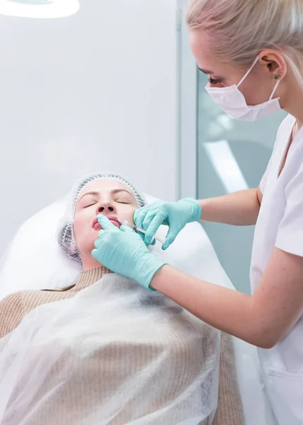 Młody Lekarz Kosmetyczka Przygotowuje Się Wykonania Zastrzyku Usta Kobiety Lekarz — Zdjęcie stockowe