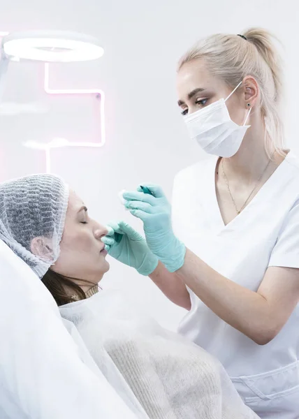Tânărul Cosmetician Pregătește Facă Injecție Fruntea Femeii Medicul Cosmetolog Face — Fotografie, imagine de stoc