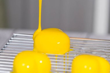 Adım adım aynalı kremalı pasta yapma sürecinde. Fransız tatlısı pişiriyorum. Pastanın üzerindeki dondurulmuş ayna kreması. Pişirme ve şekerleme konsepti.