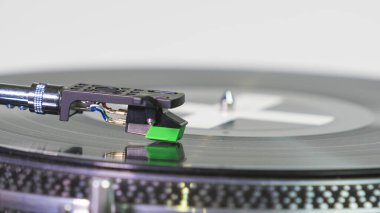 Müzik plakalı modern vinil pikabın yakın çekimi. Vinil plakta iğne var. Ses teknolojisi ses donanımı kavramı