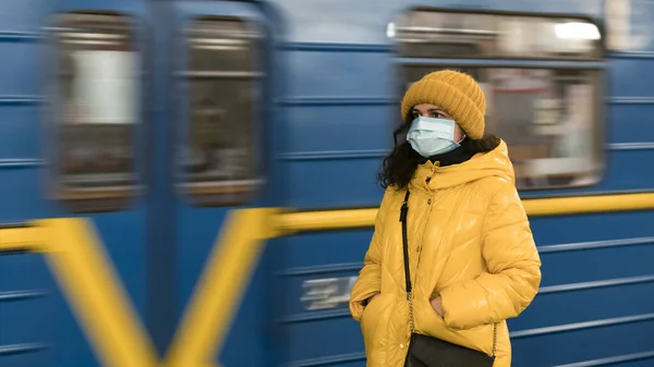 Joven Mujer Europea Máscara Protectora Desechable Médica Metro New Coronavirus — Foto de Stock
