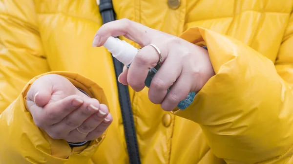 Крупный План Женской Руки Использованием Антисептического Антибактериального Спрея Дезинфекция Рук — стоковое фото