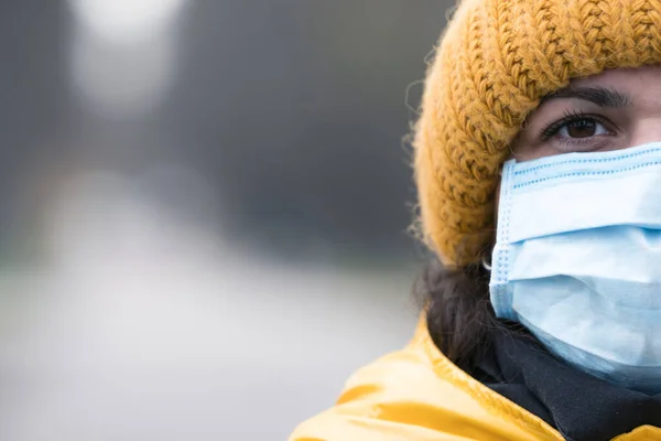 Primer Plano Retrato Joven Europea Mujer Protección Desechable Mascarilla Médica — Foto de Stock