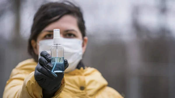 Primer Plano Persona Joven Sosteniendo Mano Antiséptico Bacterias Aerosol Manos — Foto de Stock