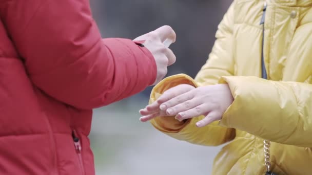 Nahaufnahme Der Hand Mit Antiseptischem Oder Antibakteriellem Spray Hände Desinfizieren — Stockvideo