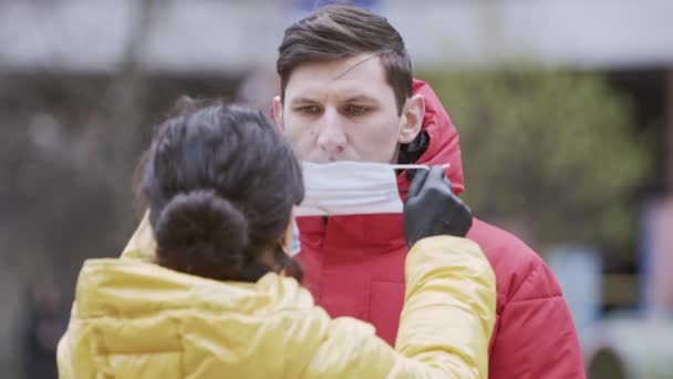 Närbild Unga Européer Kvinna Sätta Skyddande Engångs Medicinska Ansiktsmask Sin — Stockvideo