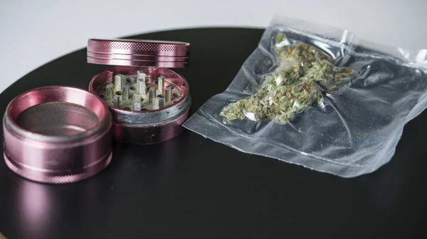 Primer Plano Brotes Marihuana Medicinal Bolsas Sellado Vacío Molinillo Cannabis —  Fotos de Stock