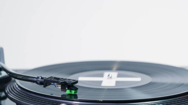 Müzik plakalı modern vinil pikabın yakın çekimi. Vinil plakta iğne var. Ses teknolojisi ses donanımı kavramı