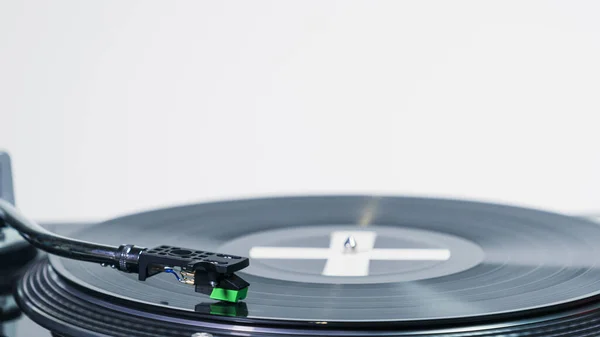 音楽プレートと現代のターンテーブルビニールレコードプレーヤーのクローズアップ レコードの針だ 音響技術の概念オーディオ機器 — ストック写真