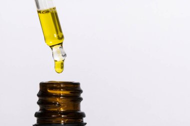Kenevir yağlı pipetin makro yakın çekimi. İlaç özütü yağı şişede. Tedavi için kenevir otu ve yaprakları kullanma kavramı